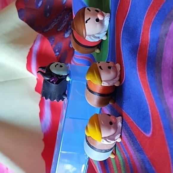 Disney Tsum Tsum Snow White's 3 Dwarfs and Maleficent toy set - Picture 4 of 6